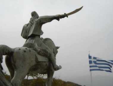 Το άγνωστο ελληνικό «χωριό των αγαλμάτων»: Ένας μικρός οικισμός 150 κατοίκων γεμάτος υπέροχα γλυπτά (φώτο-βίντεο)